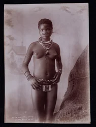 Jeune fille zouloue en costume de bal indigène, vers 1895